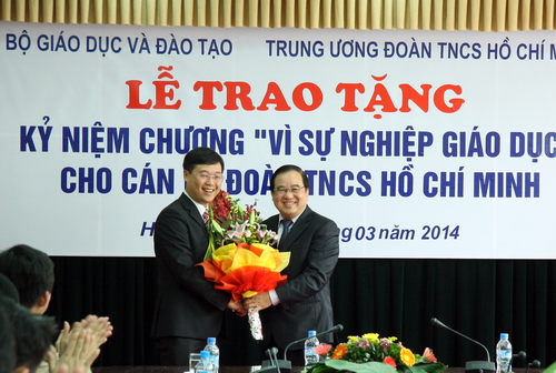 Bí thư T.Ư Đoàn Lê Quốc Phong nhận hoa chúc mừng nhân kỷ niệm 83 năm thành lập Đoàn TNCS Hồ Chí Minh từ Thứ trưởng Trần Quang Quý